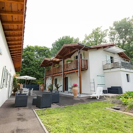 Prázdninový dům La Maison De Mon Grand-pere, Appt Cote Jardin Léon